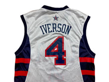 Lade das Bild in den Galerie-Viewer, Camiseta USA Basketball 2004 Allen Iverson #4 Reebok Vintage - M/L/XL
