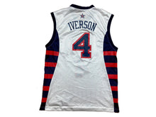 Charger l&#39;image dans la galerie, Camiseta USA Basketball 2004 Allen Iverson #4 Reebok Vintage - M/L/XL

