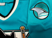 Carregar imagem no visualizador da galeria, Camiseta Hockey San Jose Sharks Nike Vintage - M/L
