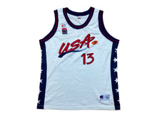 Carica l&#39;immagine nel visualizzatore di Gallery, Camiseta USA Basketball 1996 Shaquille O´neal #13 Champion Vintage - XL/XXL

