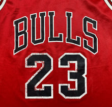 Cargar imagen en el visor de la galería, Camiseta Chicago Bulls Michael Jordan #23 Champion Vintage - M/L
