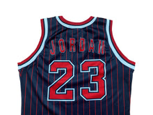 Carregar imagem no visualizador da galeria, Camiseta Chicago Bulls Pinstripe Michael Jordan #23 Champion Vintage - S/M
