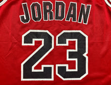 Carica l&#39;immagine nel visualizzatore di Gallery, Camiseta Chicago Bulls Michael Jordan #23 Champion Vintage - M/L
