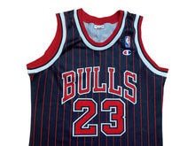Carregar imagem no visualizador da galeria, Camiseta Chicago Bulls Pinstripe Michael Jordan #23 Champion Vintage - S/M
