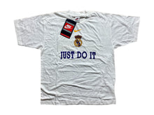 Carregar imagem no visualizador da galeria, ¡Nueva con etiquetas! Camiseta Real Madrid Baloncesto Nike Vintage - XS/S
