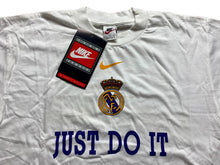Carregar imagem no visualizador da galeria, ¡Nueva con etiquetas! Camiseta Real Madrid Baloncesto Nike Vintage - XS/S
