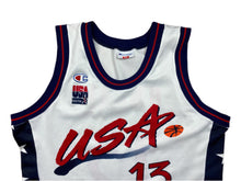 Carregar imagem no visualizador da galeria, Camiseta USA Basketball 1996 Shaquille O´neal #13 Champion Vintage - S/M
