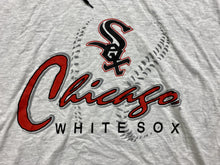 Carregar imagem no visualizador da galeria, ¡Nueva con etiquetas! Camiseta Chicago White Sox Russell Athletic Vintage - L/XL

