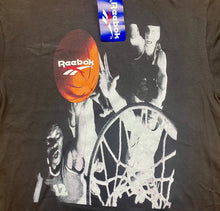 Carregar imagem no visualizador da galeria, ¡Nueva con etiquetas! Camiseta Reebok Basketball Vintage - M/L
