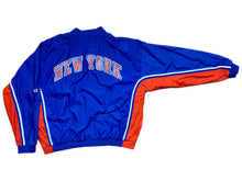 Carregar imagem no visualizador da galeria, Chaqueta Calentamiento New York Knicks Champion Vintage - L/XL/XXL
